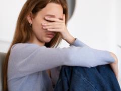 Почему привычка  держаться  истощает нас больше, чем сами эмоции