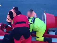 В Оболонском районе Киева спасатели сняли с дрейфующего льда маму с ребенком.