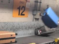 Появилось видео, как в аэропорту издеваются над багажом