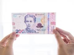 Украинцы находят в кошельках необычные гривны: как распознать и за сколько можно продать