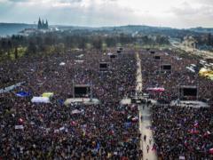 В Чехии сотни тысяч людей протестовали против политики Бабиша