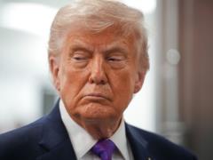Трамп угрожает направить агентов ICE в аэропорты