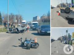 В Киеве пьяный водитель легковушки протаранил электроскутер: машина перевернулась, есть пострадавший.