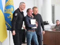 Кличко во Львове вручил благодарности коммунальщикам, которые помогали спасать Киев после обстрелов РФ зимой