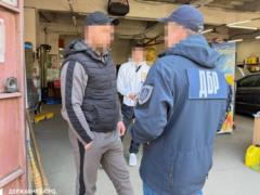 На Буковине военные работали на рынке и СТО вместо службы