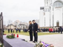 Супруги Зеленские почтили память погибших в Буче
