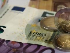 Не доллар и не евро: куда украинцы массово вкладывают сбережения во время войны
