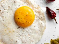 Как сделать обычную яичницу еще вкуснее: поможет неожиданный ингредиент