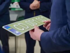 Украина обновила дипломатические номерные знаки. Они стали оливковые