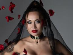 Саливанчук сверкнула бюстом, зачерпнув рукой красную икру