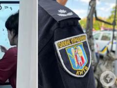 Схватила собаку за шею и замахивалась: в Киеве полиция начала проверку из-за инцидента в груминг-салоне.