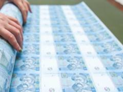 Бумажные гривни прекратили считаться деньгами: какие купюры больше не принимают в магазинах и банках