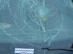 В Кропивницком мужчина провез на капоте своего авто военного ТЦК.
