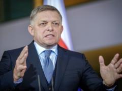 Еще одна страна закрыла небо для Фицо, который собирался на парад в РФ