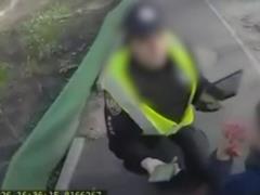  Раненый мальчик просил помочь отцу : опубликовано видео с бодикамер полицейских, сбежавших с места теракта в Киеве