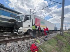 Грузовой автомобиль протаранил локомотив поезда Перемышль-Харьков