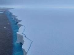 Самый большой в мире айсберг почти полностью распался