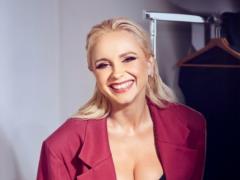 Ребрик в корсетном топе и сетчатых колготках показала бюст