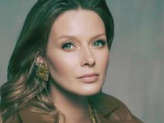 Грешнова сверкнула ногами в колготках с узором и леопардовых туфлях