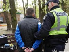 В Хмельницком мужчина открыл стрельбу во дворе дома
