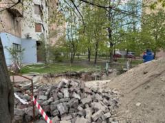В Киеве женщина упала в неогороженную яму с водой