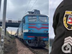 Потерял равновесие и упал на рельсы: на Киевщине поезд смертельно травмировал мужчину. Подробности трагедии