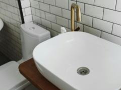 Зачем сыпать соду в унитаз: средство, которое решает 8 проблем одновременно
