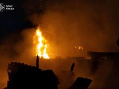 В Киеве пожар охватил три дома