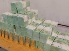  Важный шаг : Венгрия вернула Украине наличные и золото Ощадбанка