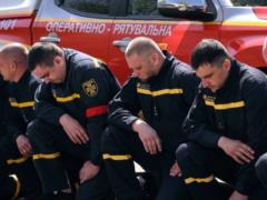 Люди образовали живой коридор: в Полтаве попрощались с погибшими в результате ракетного удара РФ спасателями.