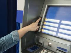Россияне массово выводят  кэш : что вызвало самый большой отток денег с сентября 2022 года