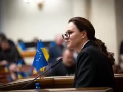 Женщинам-чиновницам разрешили свободнее выезжать за границу во время военного положения