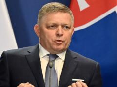 Фицо вынужден восстанавливать испорченные отношения с Украиной и искать новых союзников: что стало причиной смены риторики