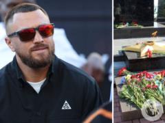 Ломаченко словами  Христос воскрес  на русском языке поздравил с Днем победы и показал взрослого сына. Фотофакт