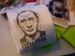 В Литве 9 мая раздавали туалетную бумагу с Путиным