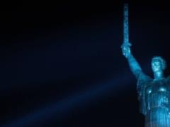  Родину-Мать  в Киеве ко Дню Европы подсветили в цвета ЕС: Кличко показал фото и видео