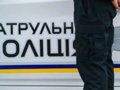 На Прикарпатье мужчина угрожал медикам и бросался с ножом на правоохранителей: полицейские применили оружие