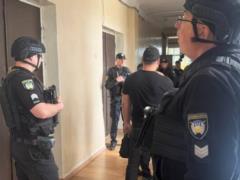 В Кировоградской области чиновник открыл стрельбу в городском совете: двое пострадавших