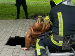 В Одессе 10-летняя девочка упала в четырехметровую яму посреди тротуара