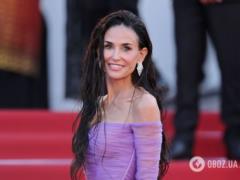 63-летняя Деми Мур в полупрозрачном платье с соблазнительным разрезом затмила всех на Каннском кинофестивале.