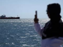 Через Ормузский пролив начало проходить больше нефтяных супертанкеров