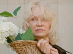 Памела Андерсон предстала в образе Дюймовочки на гигантских цветах
