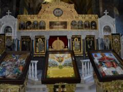 В Трапезной палате Лавры освятили и передали иконы для украинских воинов