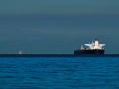 Иран накапливает нефть на старых танкерах - FT