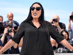 61-летняя актриса, которую называют  живой картиной Пикассо , удивила выходкой на красной дорожке в Каннах.