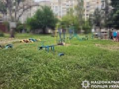 Россия ударила по детской площадке в Херсоне: погиб мужчина, его жена и две маленькие дочери ранены
