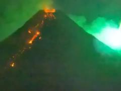 Яркий метеор попал на видео с извержением вулкана