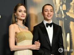 17-летний сын Анджелины Джоли и Брэда Питта неожиданно покрасил волосы в яркий цвет и взбудоражил сеть