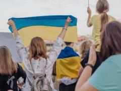 ЕС работает с Украиной над возвращением беженцев: что им могут предложить на Родине