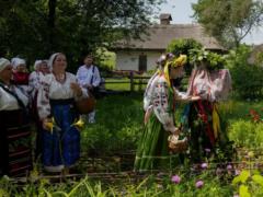 С Троицей: поздравления и картинки с поздравлениями